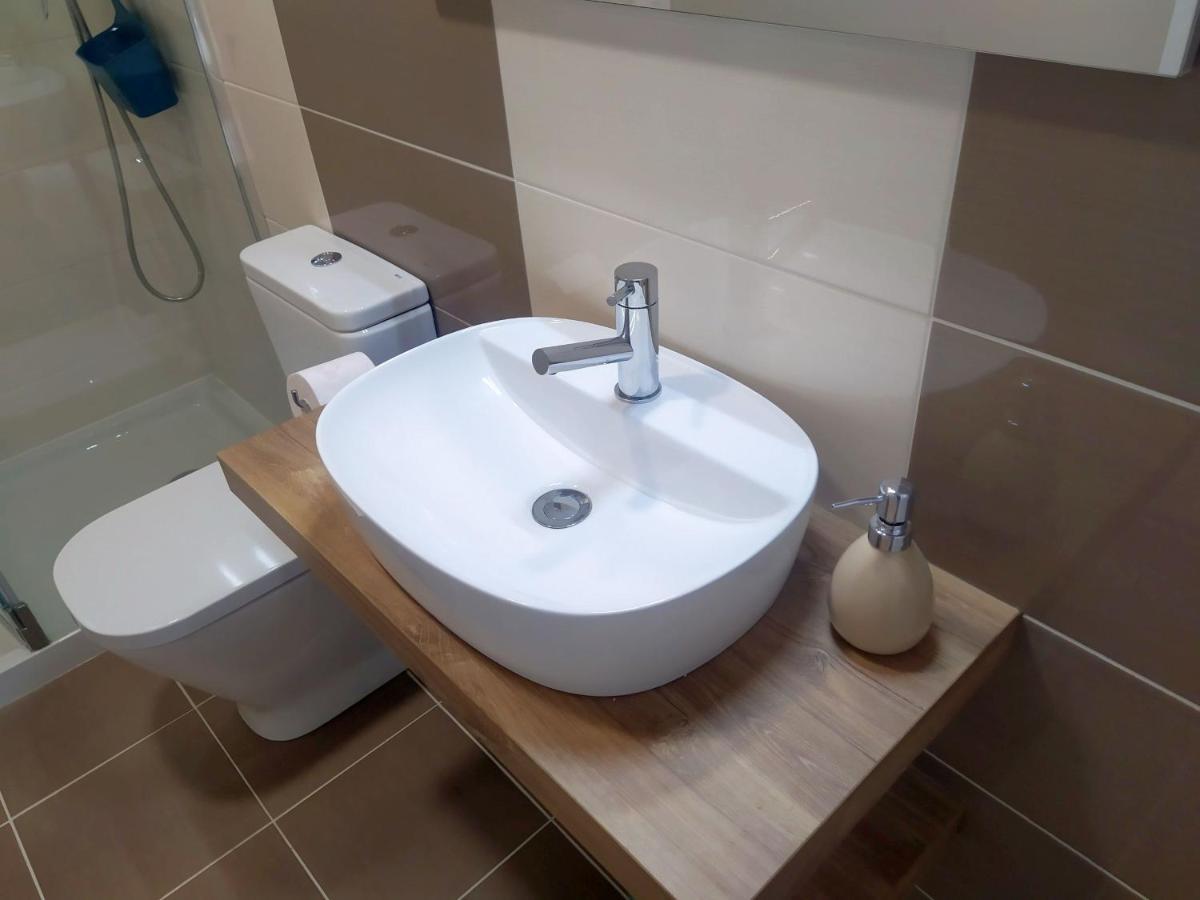 Hall 92 Quartos Com Wc Em Moradia Com Piscina A-Das-Lebres Loures Kültér fotó