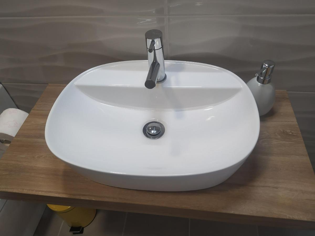 Hall 92 Quartos Com Wc Em Moradia Com Piscina A-Das-Lebres Loures Kültér fotó